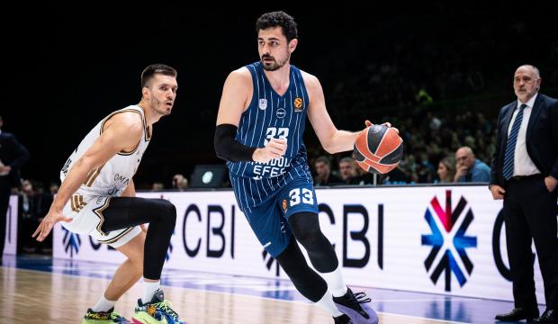 Anadolu Efes, deplasmanda farklı galip