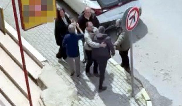 Avcılar'da ters y&ouml;n ter&ouml;r&uuml;: Araya giren mahalleliye saldırdı