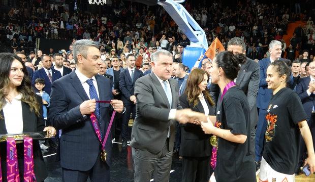 Bakan Bak, &Ccedil;BK Mersin&rsquo;in şampiyonluk sevincine ortak oldu