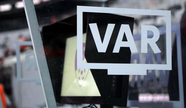 Beşiktaş taraftarından VAR protestosu! Stadın dışına pankart astılar