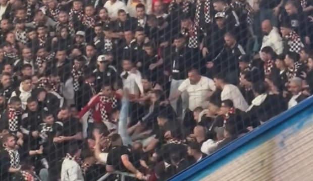 Beşiktaşlı taraftarlar Fenerbah&ccedil;e derbisinde birbirlerine girdi! 