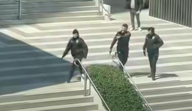 Çatışma esnasında plazada çalışan bir grup, polislerimizle ilgili alaycı ifadeler kullandı.