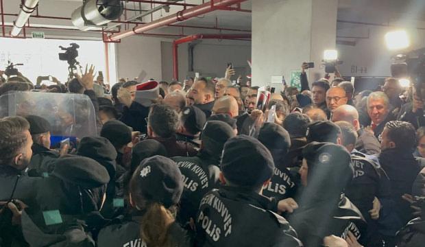 Bursa&rsquo;da se&ccedil;im &ouml;ncesi provokasyon: CHP&rsquo;liler camları kırarak belediyeye girdi