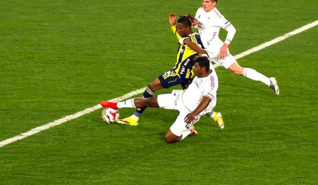 D&uuml;nyaca &uuml;nl&uuml; eski hakem Fenerbah&ccedil;e-Beşiktaş derbisindeki penaltı kararı sonrası &ccedil;ıldırdı!