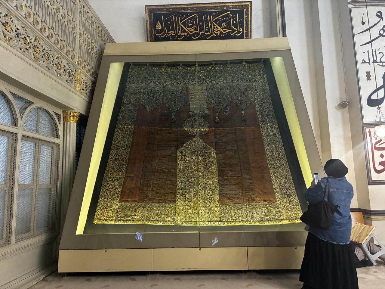 Ulu Cami’de sergilenen Kabe örtüsü