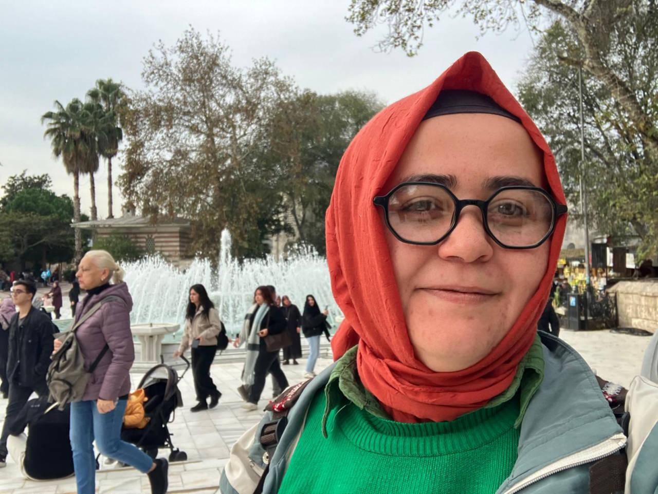 Şair Zeynep Karaca.