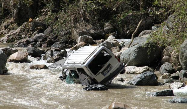 Giresun'da dereye devrilen ara&ccedil;taki s&uuml;r&uuml;c&uuml; &ouml;ld&uuml;!