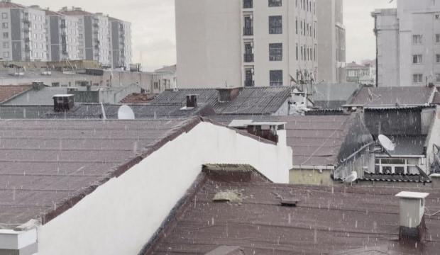 İstanbul'da dolu s&uuml;rprizi! Dakikalar i&ccedil;inde beyaza d&ouml;nd&uuml;