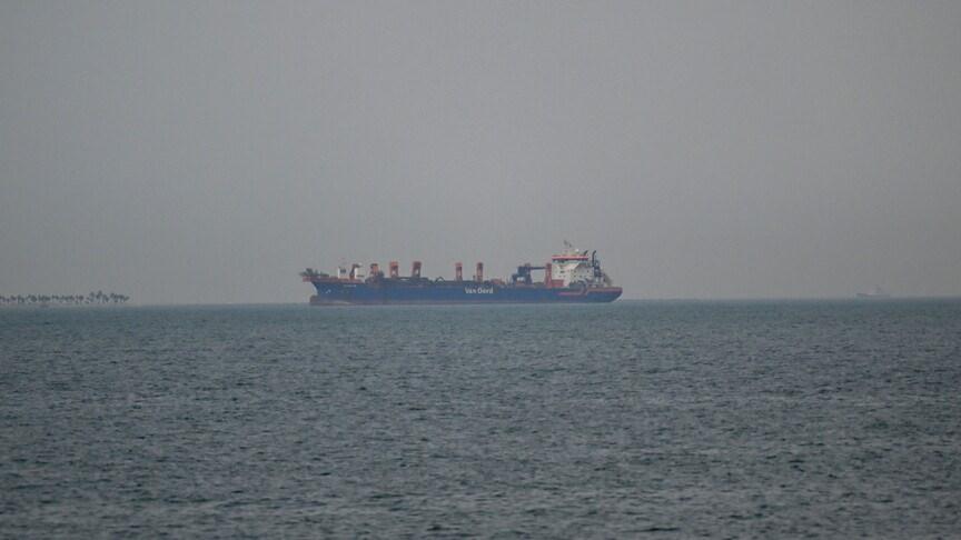 ABD ve İran arasında ABD Başkanı Donald Trump'ın Hürmüz Boğazı'nın tamamen açılması şartıyla sağlanan iki haftalık geçici ateşkes kararının ardından gözler, boğazdan geçmek için bekleyen gemilere çevrildi.