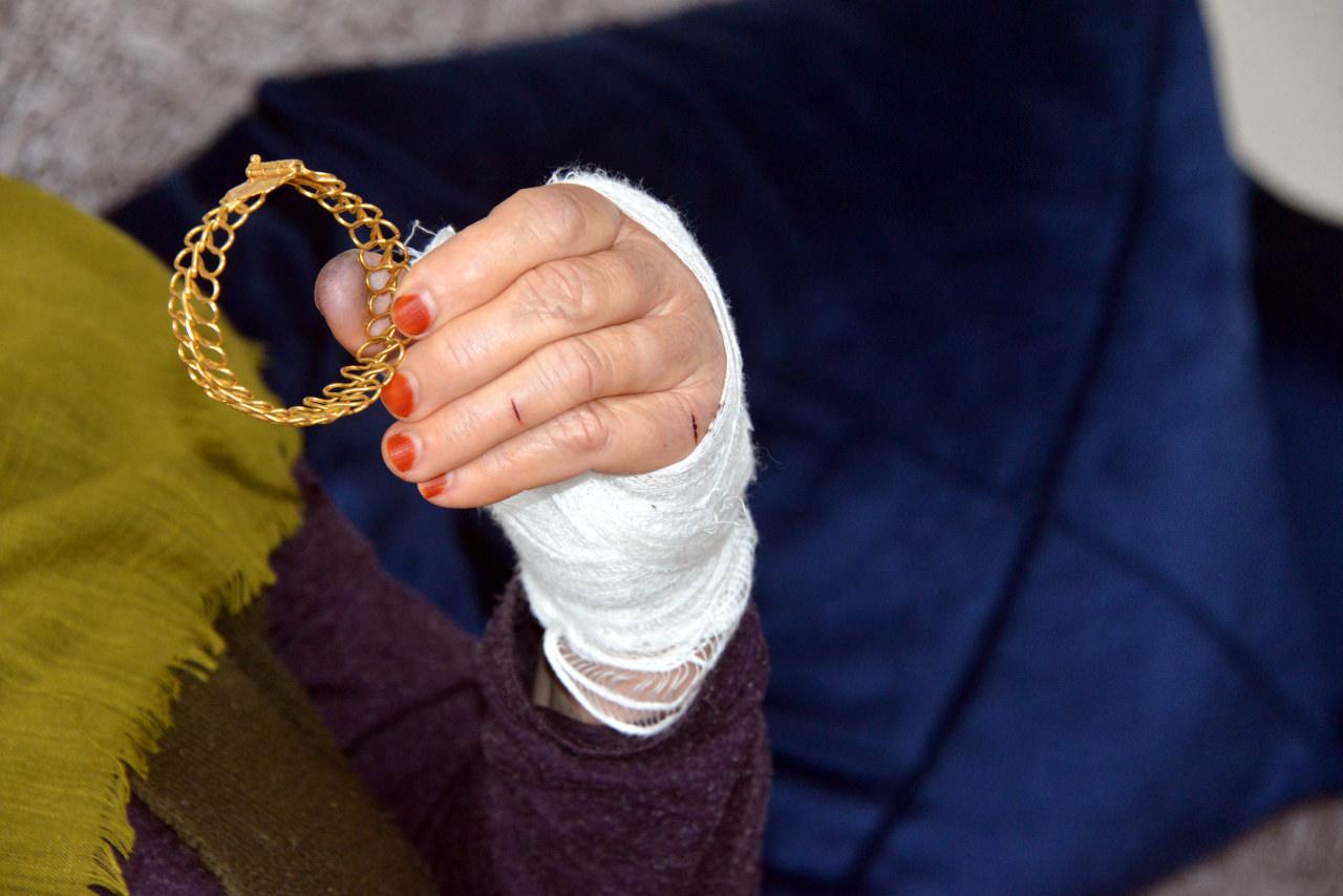 Elife Akkök'ün (85) bilezikleri gasp edildi. 