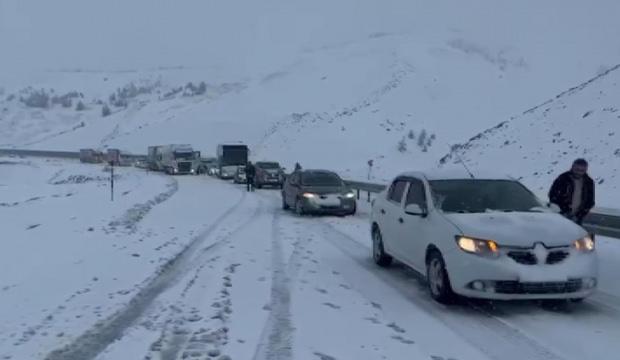 Kar bir anda bastırdı, ulaşım durma noktasına geldi! &Ccedil;ok sayıda ekip b&ouml;lgede