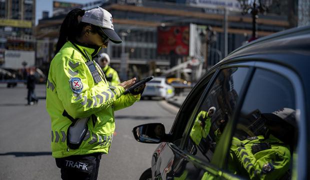 Kavga ama&ccedil;lı ara&ccedil;lardan inen s&uuml;r&uuml;c&uuml; ve yolculara rekor ceza! Tam 900 bin lira...