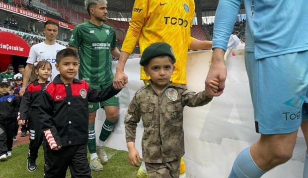 Minik taraftarlar Polis Haftası kapsamında &uuml;niforma ile sahaya &ccedil;ıktı