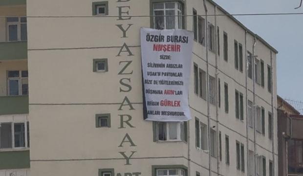 &Ouml;zg&uuml;r &Ouml;zel'e pankart şoku! Mitingin &ouml;n&uuml;ne ge&ccedil;ti! &Ccedil;ılgına d&ouml;nd&uuml;! Nasıl izin verirsiniz
