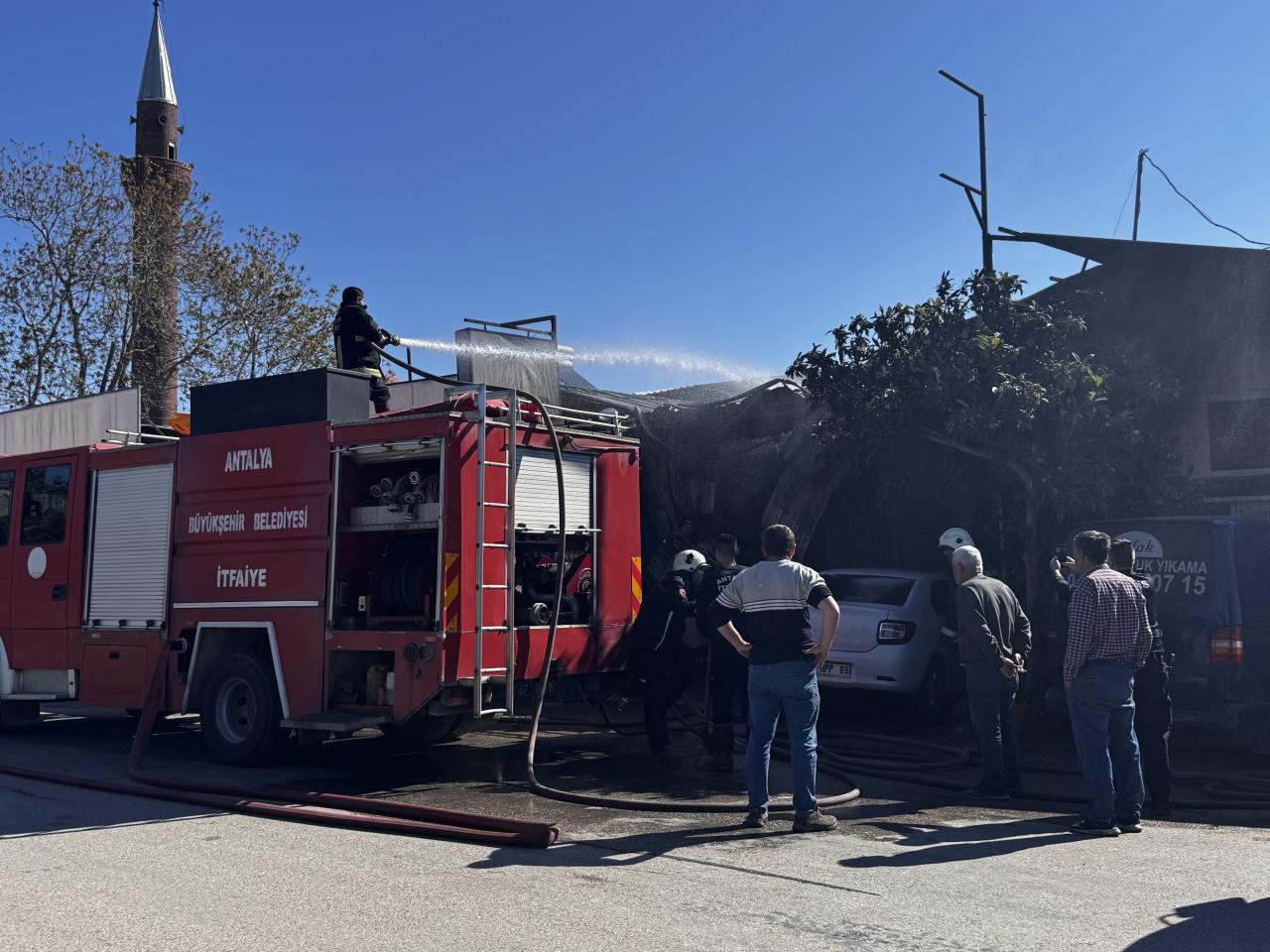 Antalya'da oto tamir ve yedek parça dükkanında çıkan yangın hasara neden oldu.