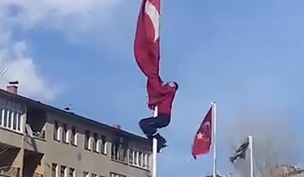 R&uuml;zg&acirc;rda dolanan bayrağı kurtarmak i&ccedil;in 15 metrelik direğe tırmandı