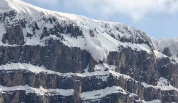 Şırnak'ta dağlardan kopan kar k&uuml;tleleri şelaleye d&ouml;n&uuml;şt&uuml;