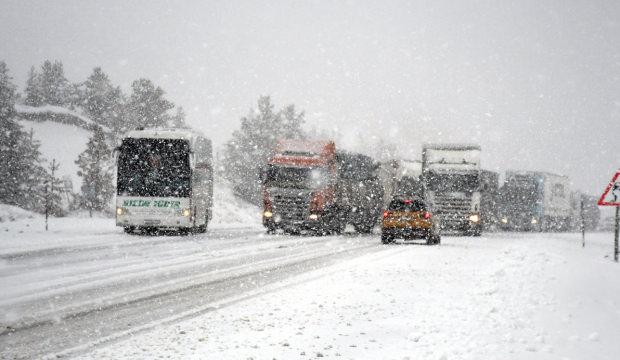 T&uuml;rkiye'nin d&ouml;rt bir yanında bahar ortasında kar yağışı: Erzurum, Sivas, Rize, Sinop...