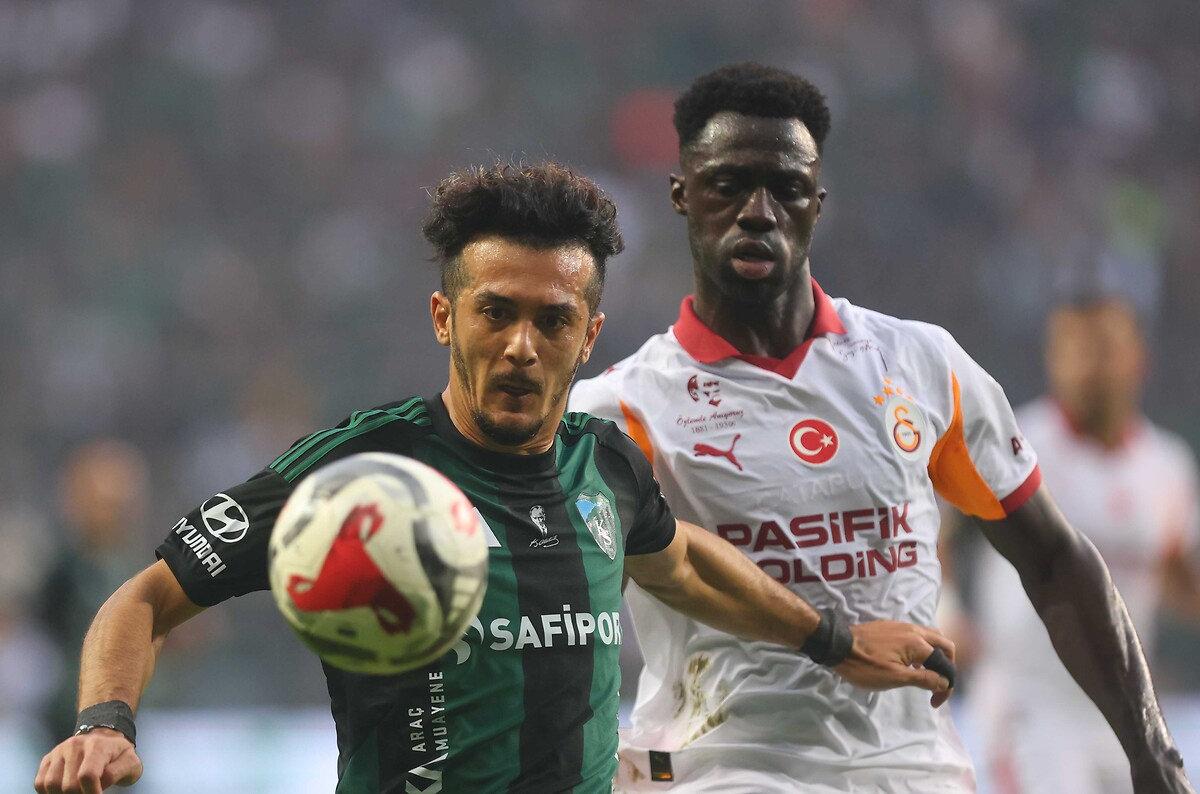 Süper Lig'de sezonun ilk yarısında Kocaeli'de oynanan Kocaelispor-Galatasaray maçından bir kare