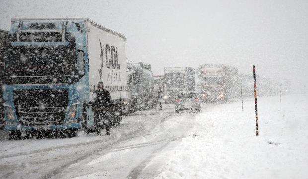 Yoğun kar kara yolunu kapattı! Ulaşım kontroll&uuml; sağlanıyor