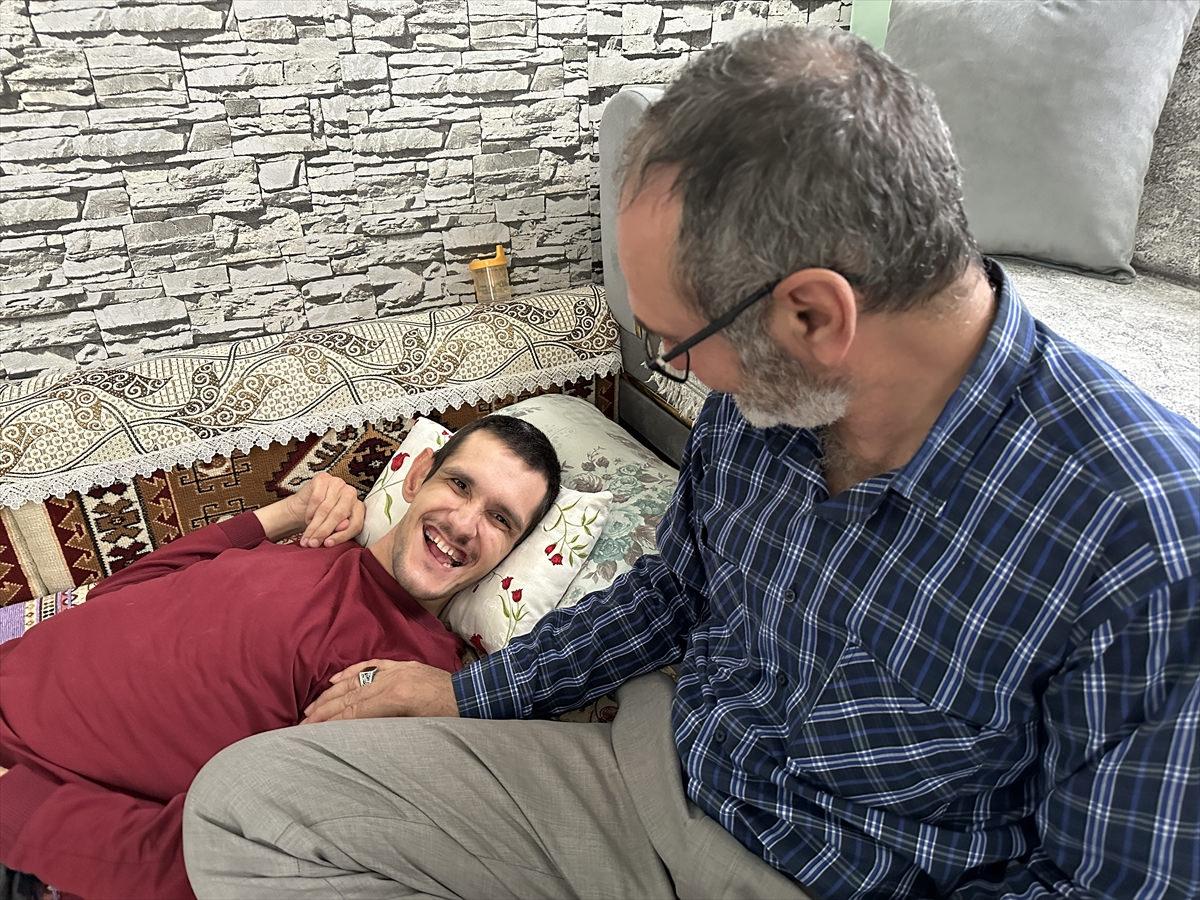 Ramazan Sert oğlu Muhammed ile ilgileniyor.