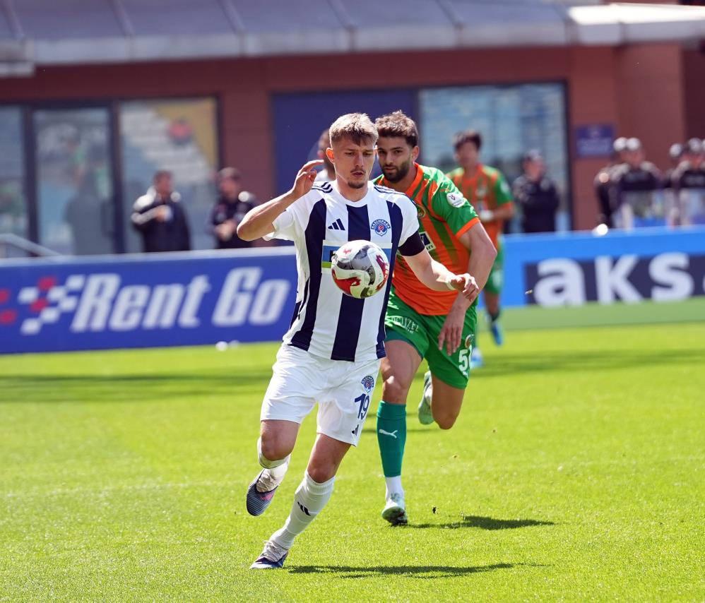 Kasımpaşa - Alanyaspor maçından bir ikili mücadele