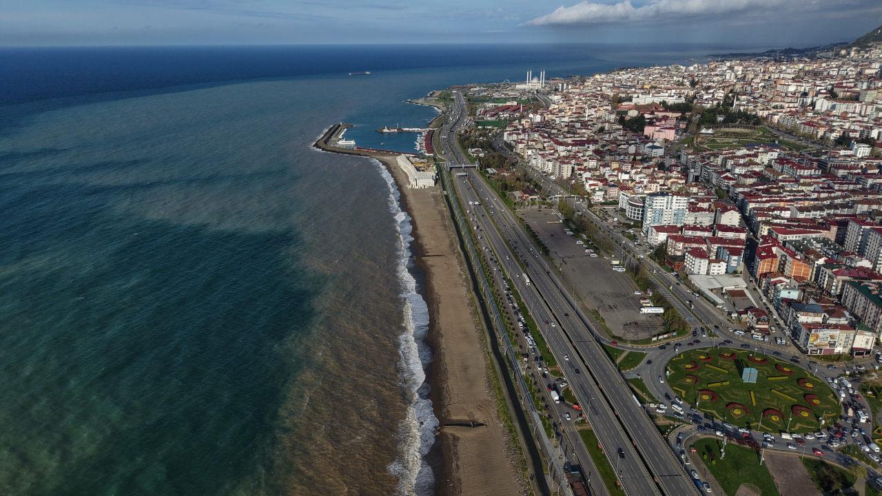 Trabzon'da sahil çamura bulandı