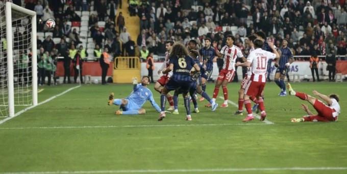 Antalya deplasmanı direkten dönen top