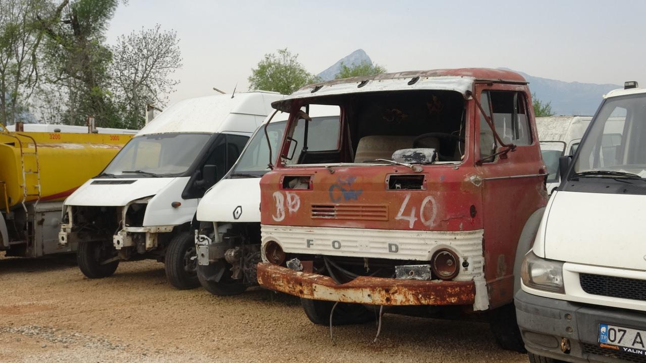 Vicdanları sızlatan görüntü: Milyonluk araçlar hurdaya döndü!