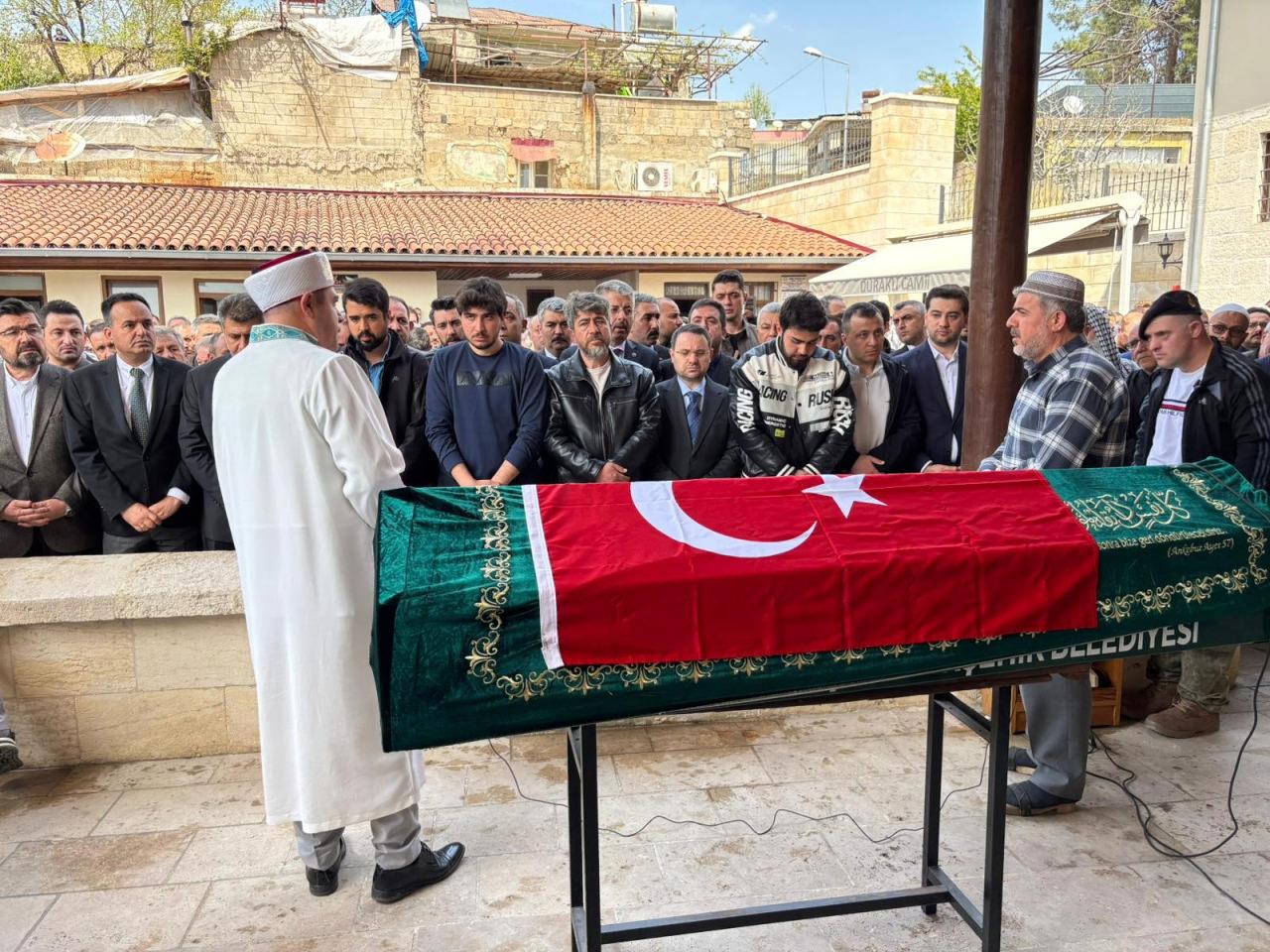 Şuranur, gözyaşları içinde toprağa verildi.