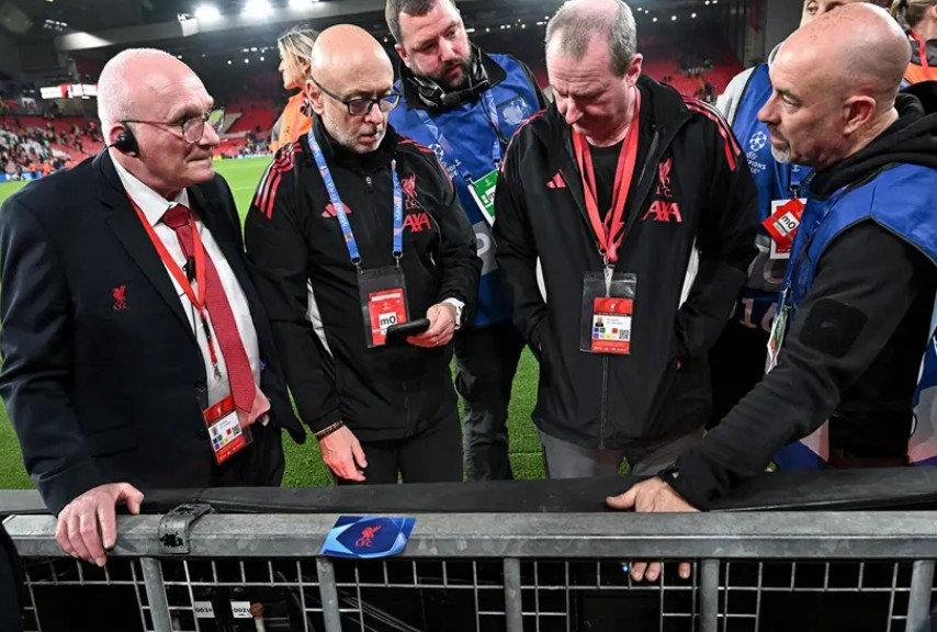 Yetkililer, Lang'ın sakatlık yaşadığı reklam panoları etrafında inceleme yapıyor.