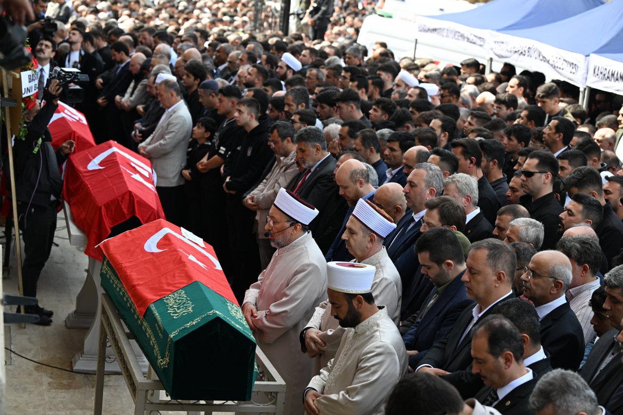 Kahramanmaraş'ta okula düzenlenen silahlı saldırıda hayatını kaybeden Belinay Nur Boyraz (11), Kerem Erdem Güngör (11) Zeynep Kılıç (11) ve Bayram Nabi Şişik (11) için Abdulhamithan Camisi'nde tören düzenlendi. 