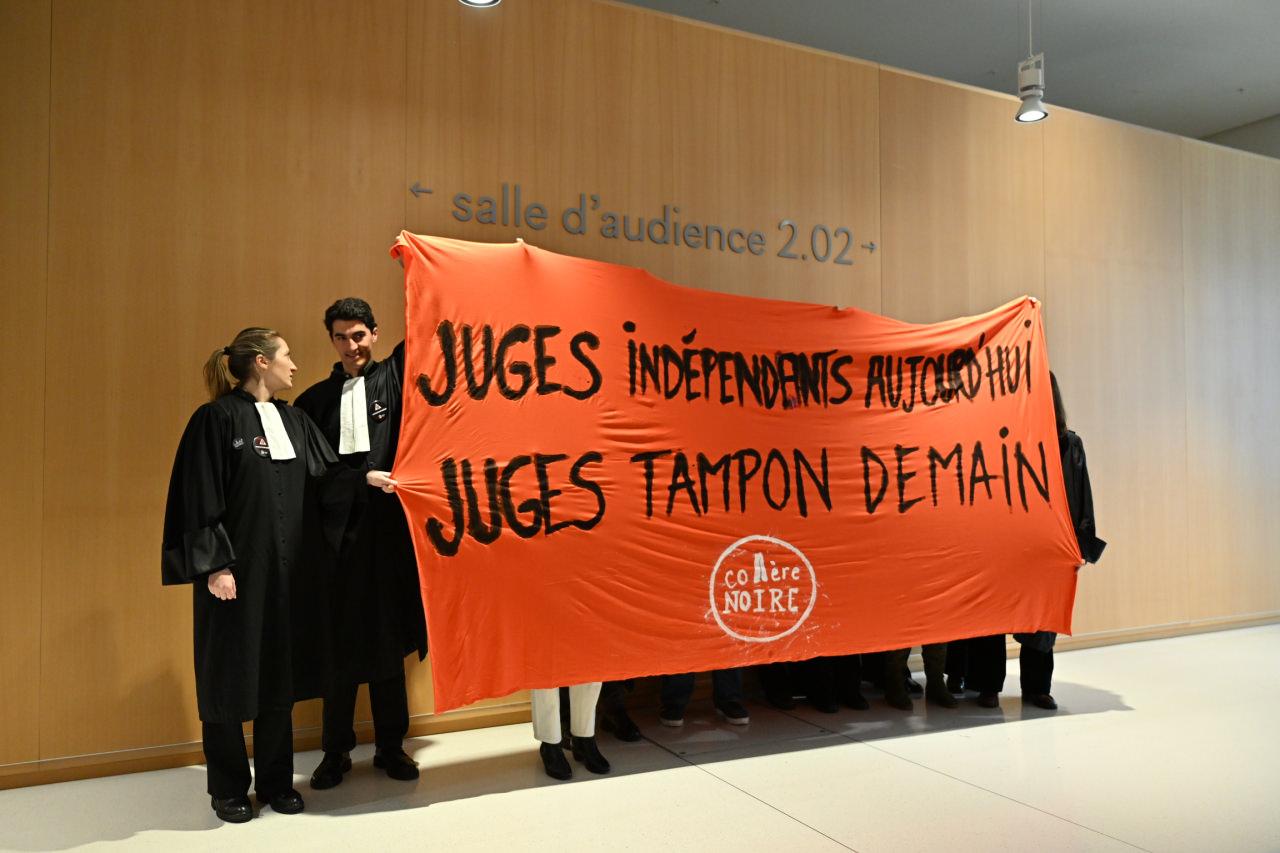 Fransız çimento devi Lafarge'ın 'terör örgütünü finanse etmekten' yargılandığı davanın karar duruşması.