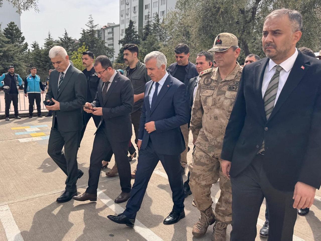 Kahramanmaraş Valisi Mükerrem Ünlüer (sağ 3) okulda incelemede bulundu