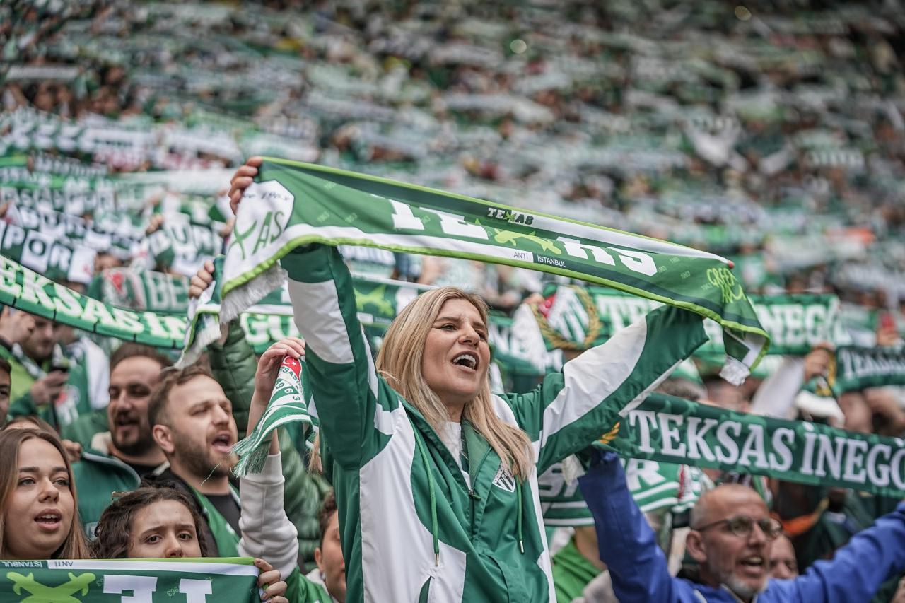 Bursaspor taraftarları takımlarına destek veriyor