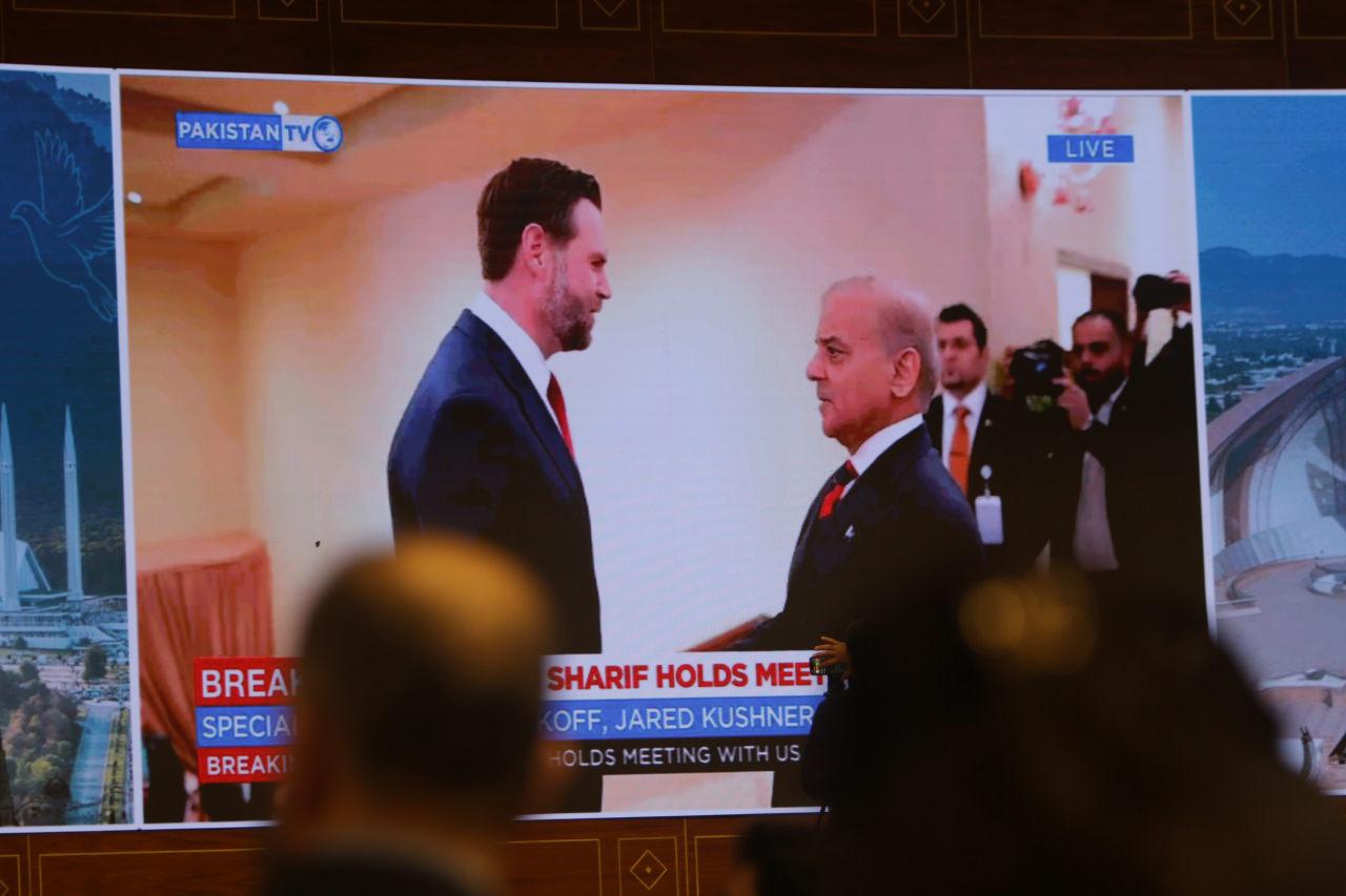 ABD heyeti başkanı JD Vance ve Pakistan Başbakanı Şahbaz Şerif