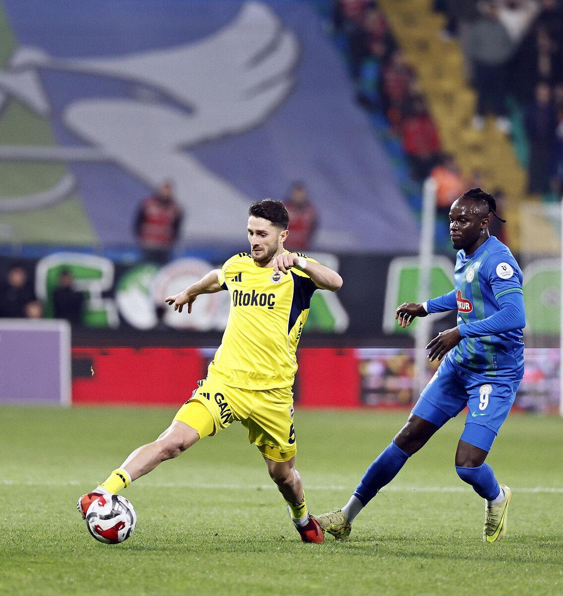 Süper Lig'de ilk yarıda oynanan Rizespor-Fenerbahçe karşılaşmasından bir kare,