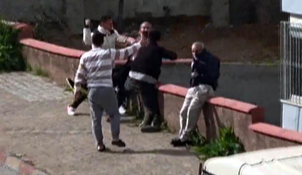 Engelli babasını azarladığını sandılar: Mahalleli meydan dayağı &ccedil;ekti