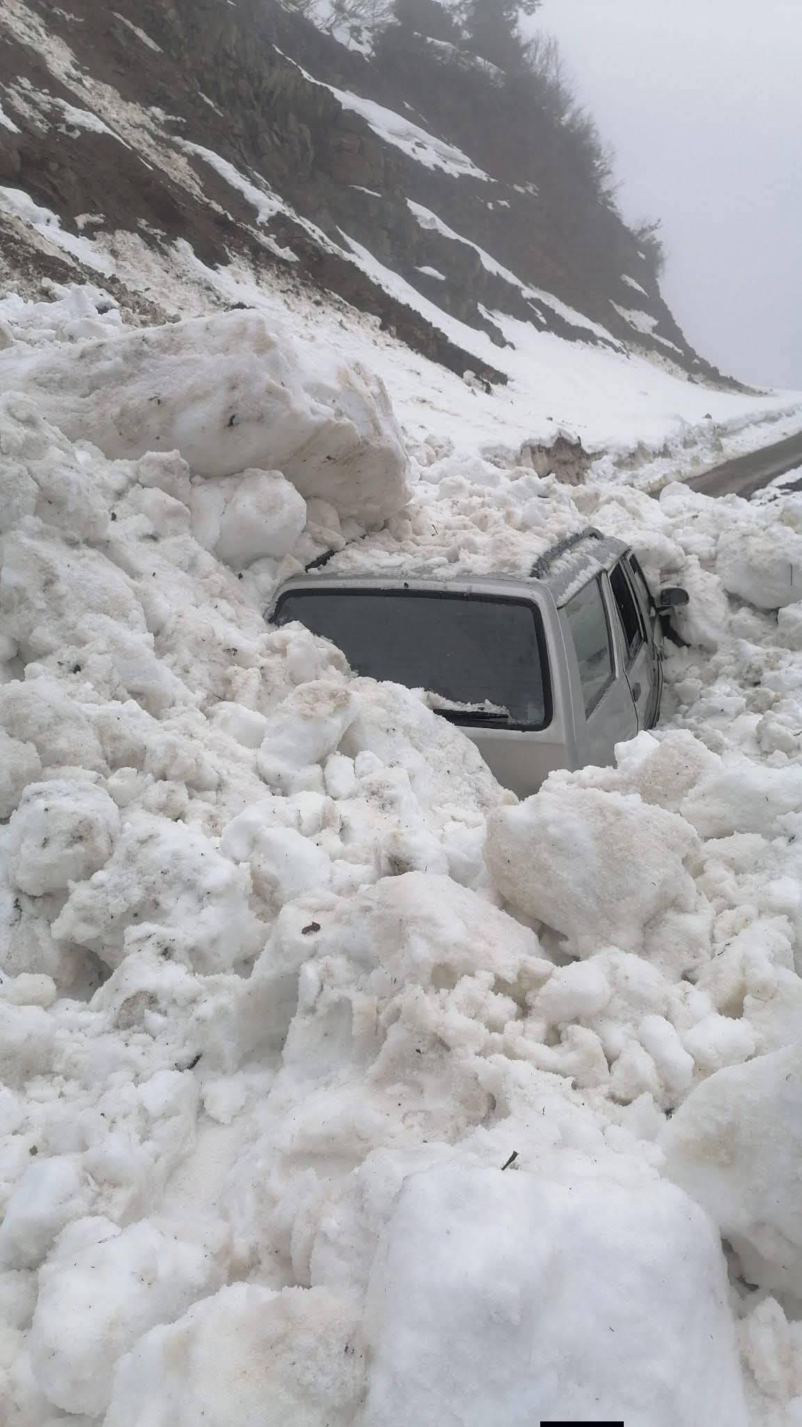 Üzerine çığ düşen araçtan kenti imkanlarıyla çıktılar.