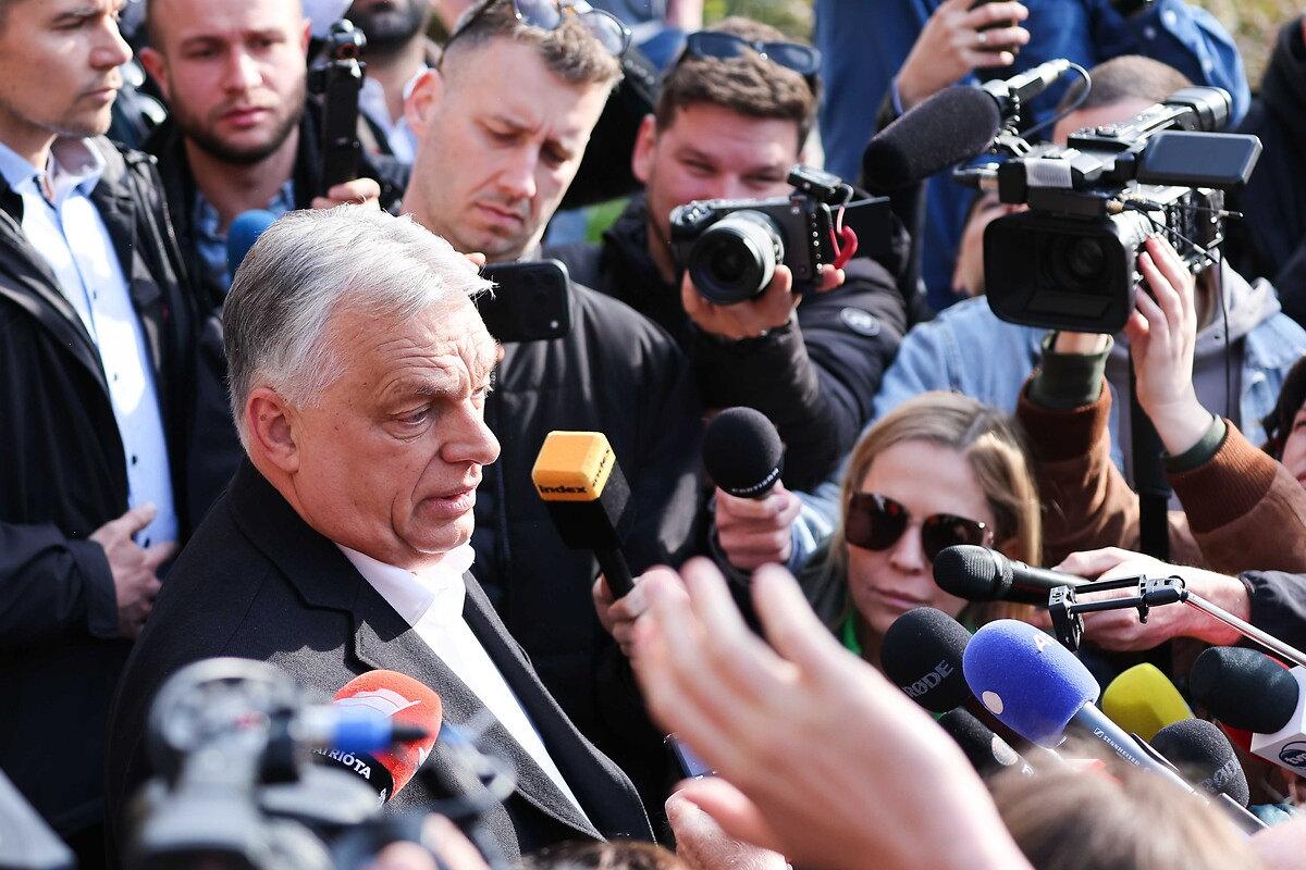 Viktor Orban seçim günü basın mensuplarının sorularını yanıtlarken.