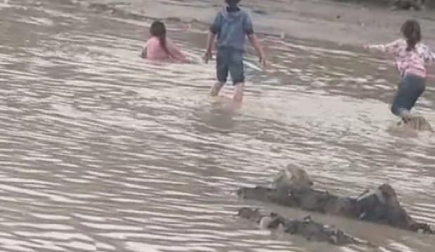 Afetin ortasında tehlikeli oyun: &Ccedil;ocuklar sel sularında oynadı