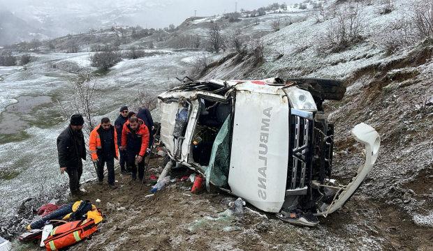 Artvin'de ambulans u&ccedil;uruma yuvarlandı: 1 &ouml;l&uuml;, 4 yaralı