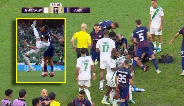 Asya Şampiyonlar Ligi'nde korkutan anlar! Y&uuml;z&uuml;ne tekme gelen Jairo bilincini kaybetti