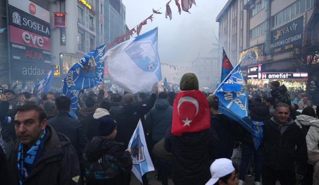 Bir şehir meydanlara d&ouml;k&uuml;ld&uuml;! Dadaşlar şampiyonluğu kutluyor