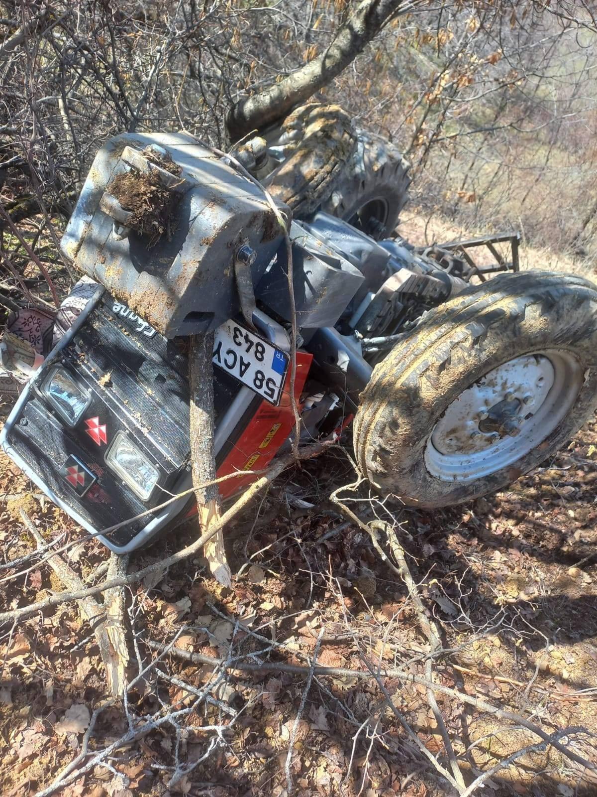  Sivas'ta traktör devrildi, 2 kardeşten 1'i öldü.