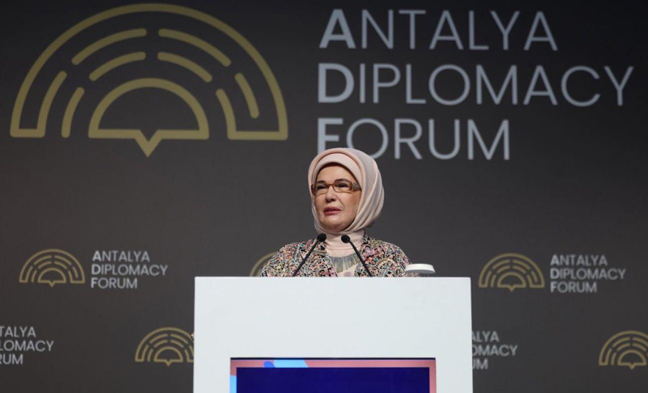 Emine Erdoğan, Antalya Diplomasi Forumu'nda "Filistin İ&ccedil;in Tek Y&uuml;rek" temalı etkinliğe katıldı