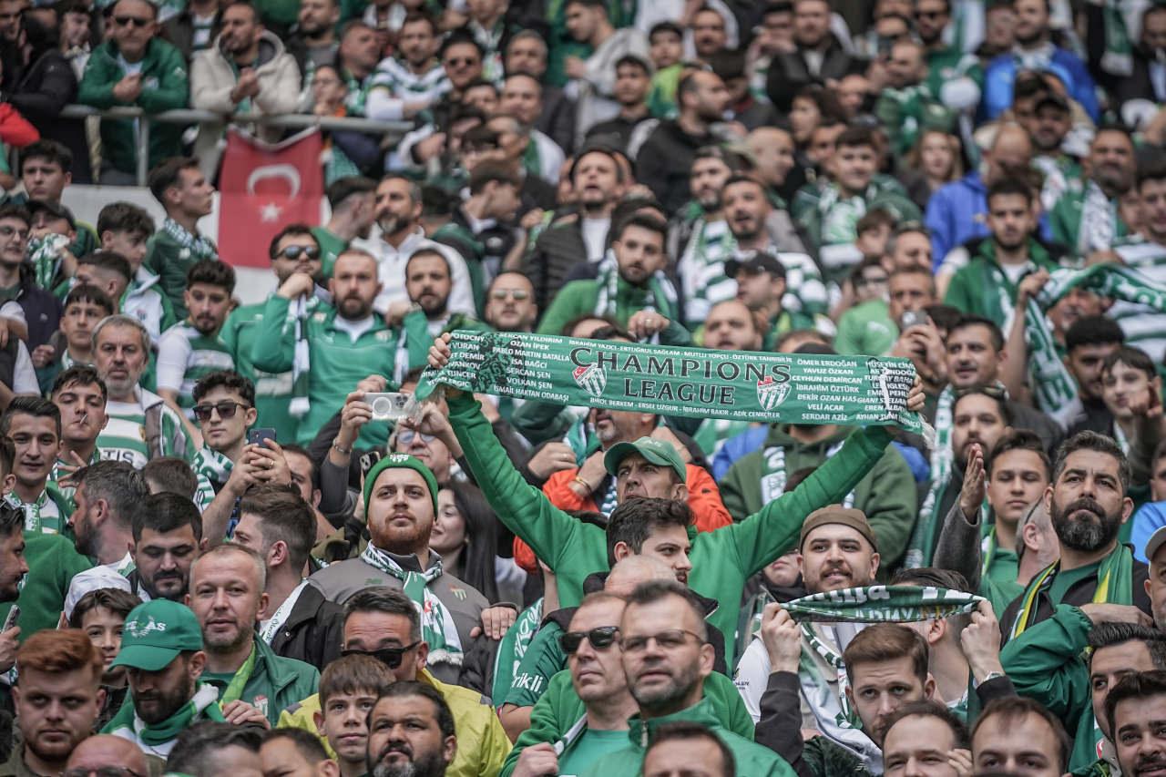 Bursaspor taraftarları takımlarına destek veriyor