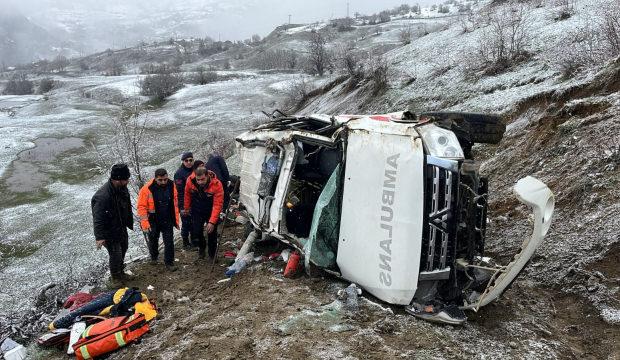 Hasta taşıyan ambulans, u&ccedil;uruma yuvarlandı: 1 &ouml;l&uuml;, 4 yaralı