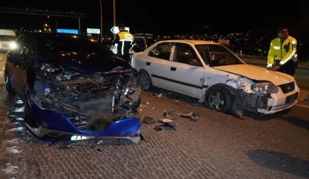 Kırmızı ışık ihlali yapan s&uuml;r&uuml;c&uuml; otomobile &ccedil;arptı: 1 yaralı
