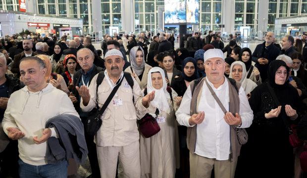 İstanbul'dan ilk hac kafilesi kutsal topraklara uğurlandı